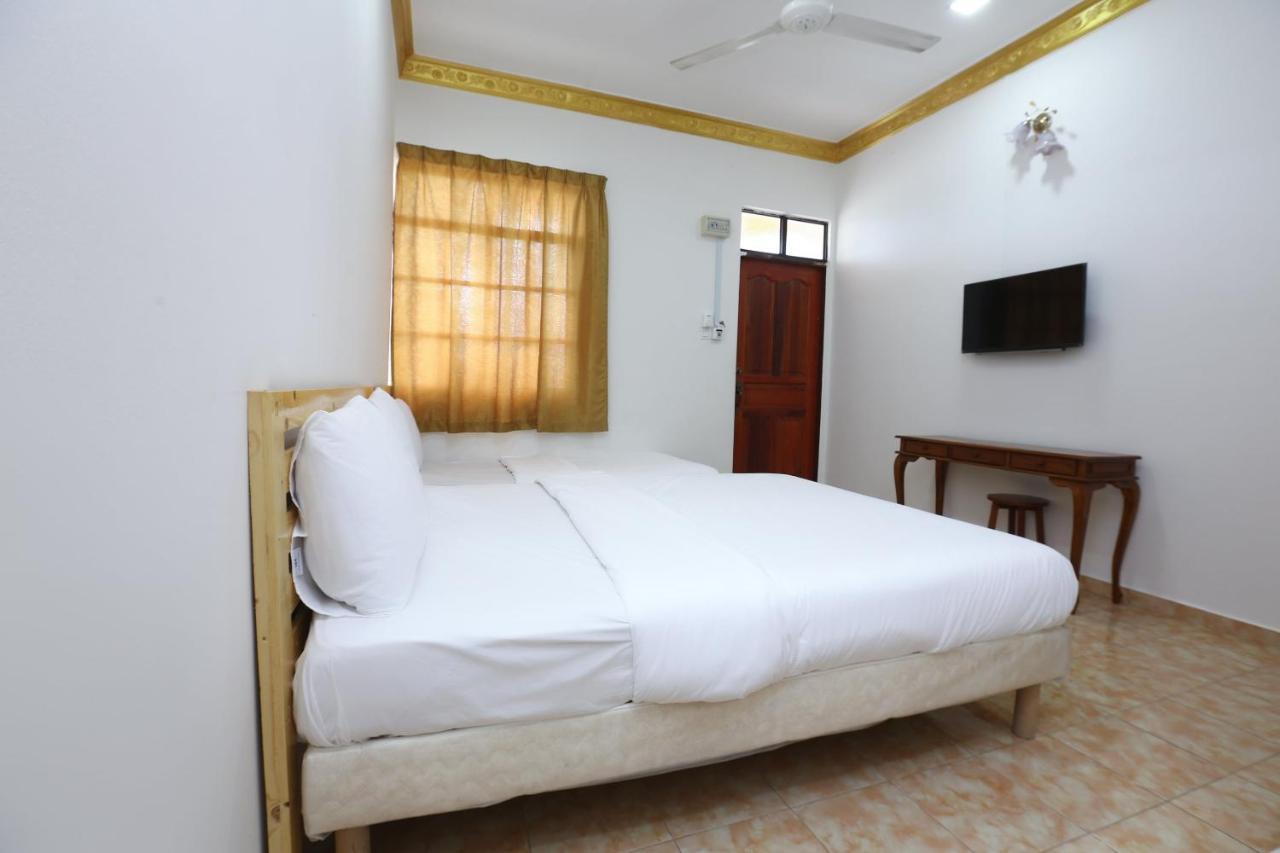 Oyo 89887 Chalet Yunie Marang Exterior foto